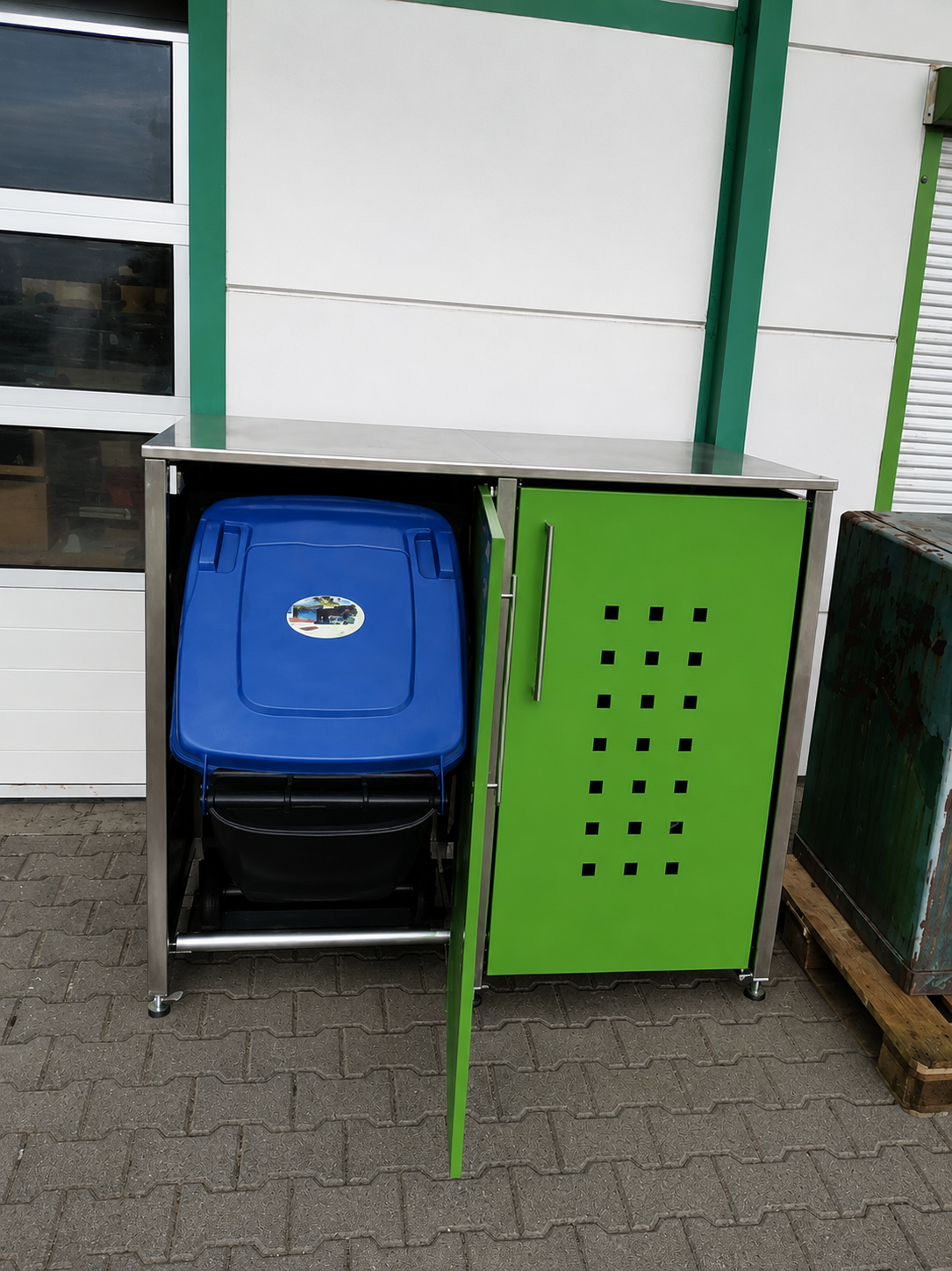 Geöffnete Müllbox mit gut zugänglicher Mülltonne